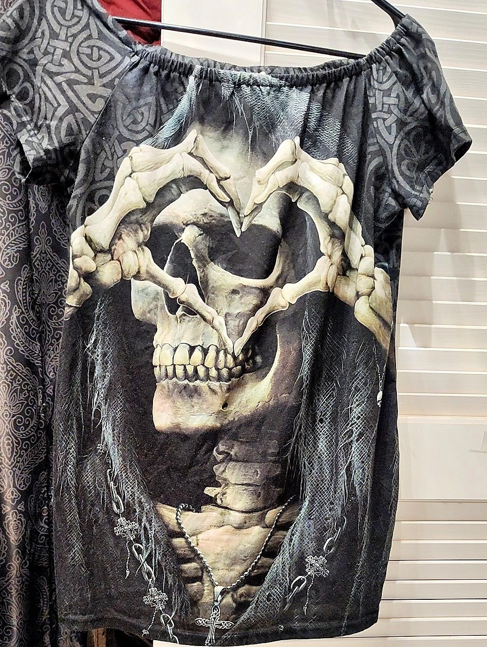 Spiral Direct Skull Graphic Short Sleeve Top in Black & Gray